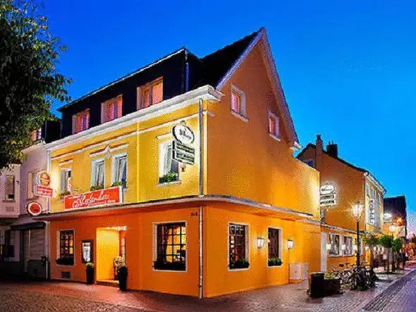 Hotel-Restaurant Alexander. Aussenansicht bei Nacht